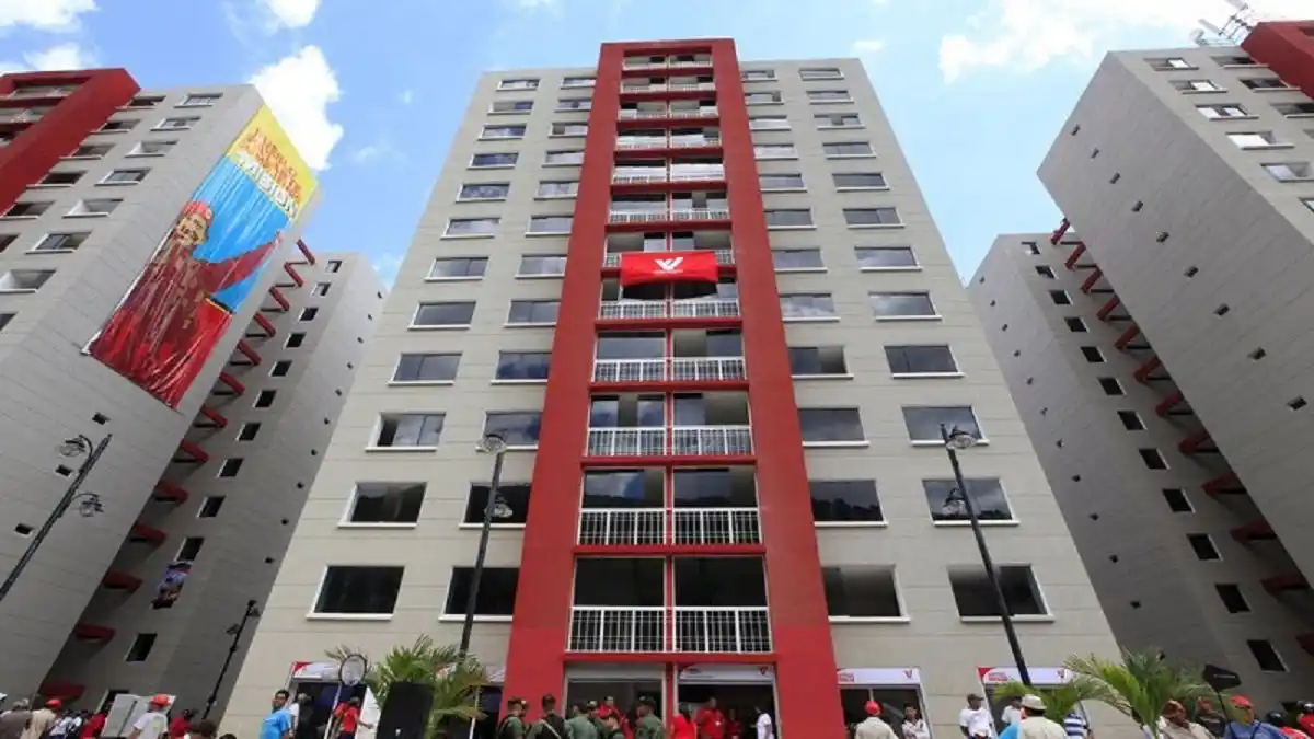 BEBÉ DE 5 AÑOS muere al caer por fosa de ascensor en Misión Vivienda