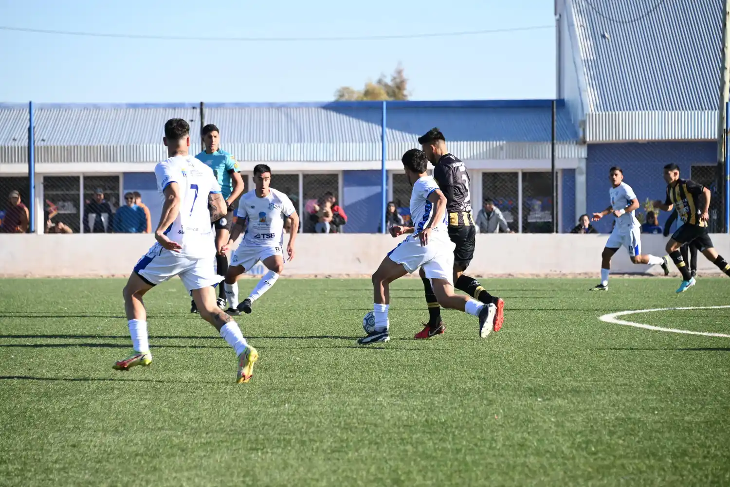 FOTO PRENSA DEPORTIVO RINCÓN Martínez intenta salir airoso entre varios rivales.