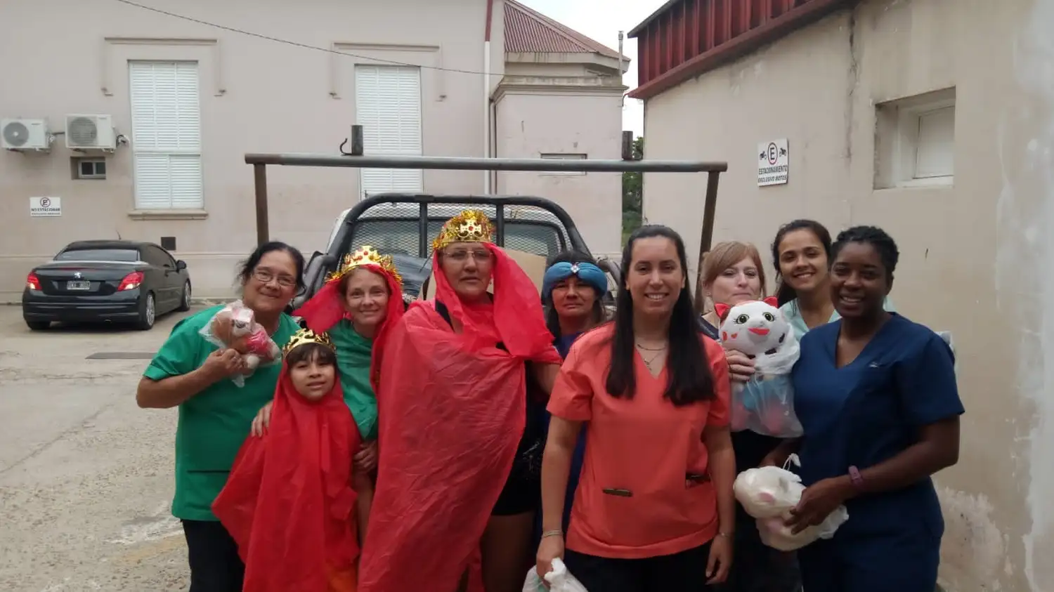 El grupo también visitó el Hospital "San Antonio" para regalar algunos juguetes a los niños internados.