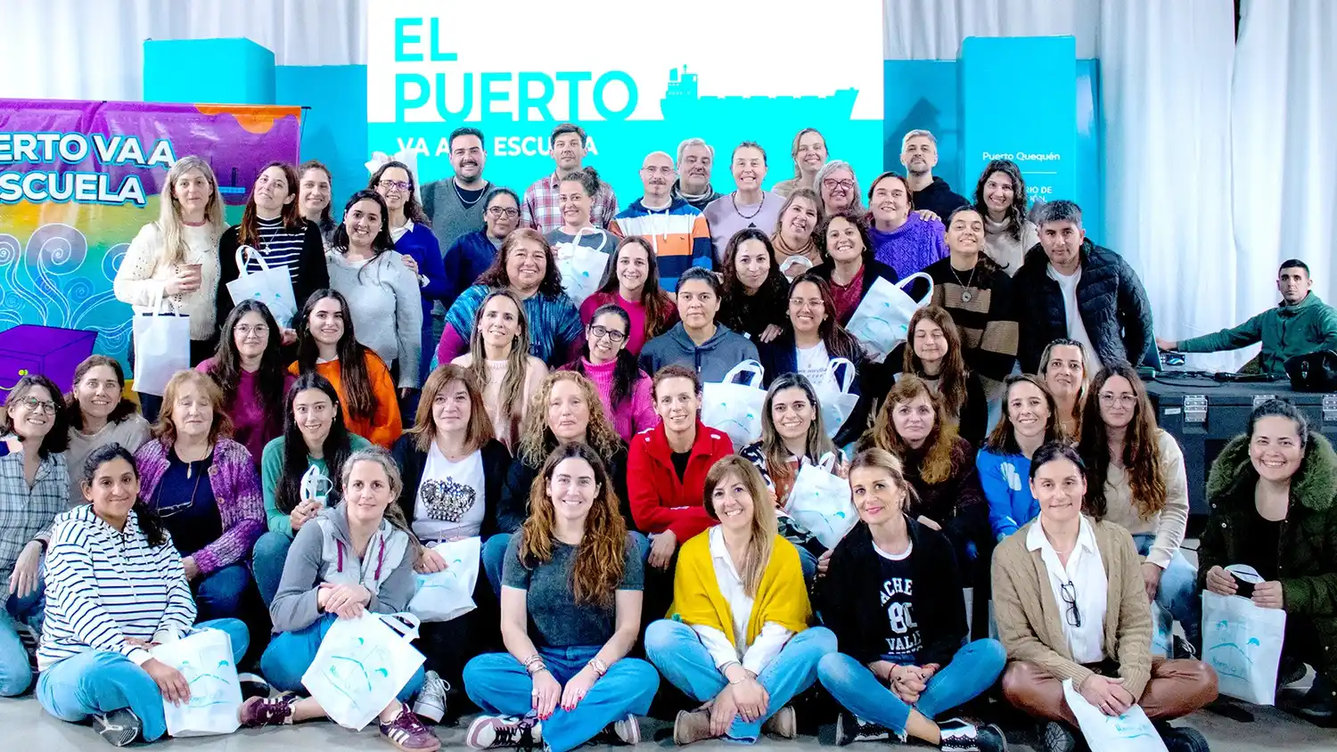 La presidenta del Consorcio junto a las docentes participantes
