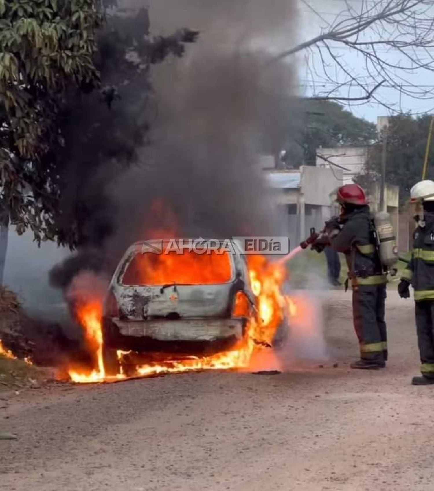 Un auto se prendió fuego completamente mientras estaba estacionado