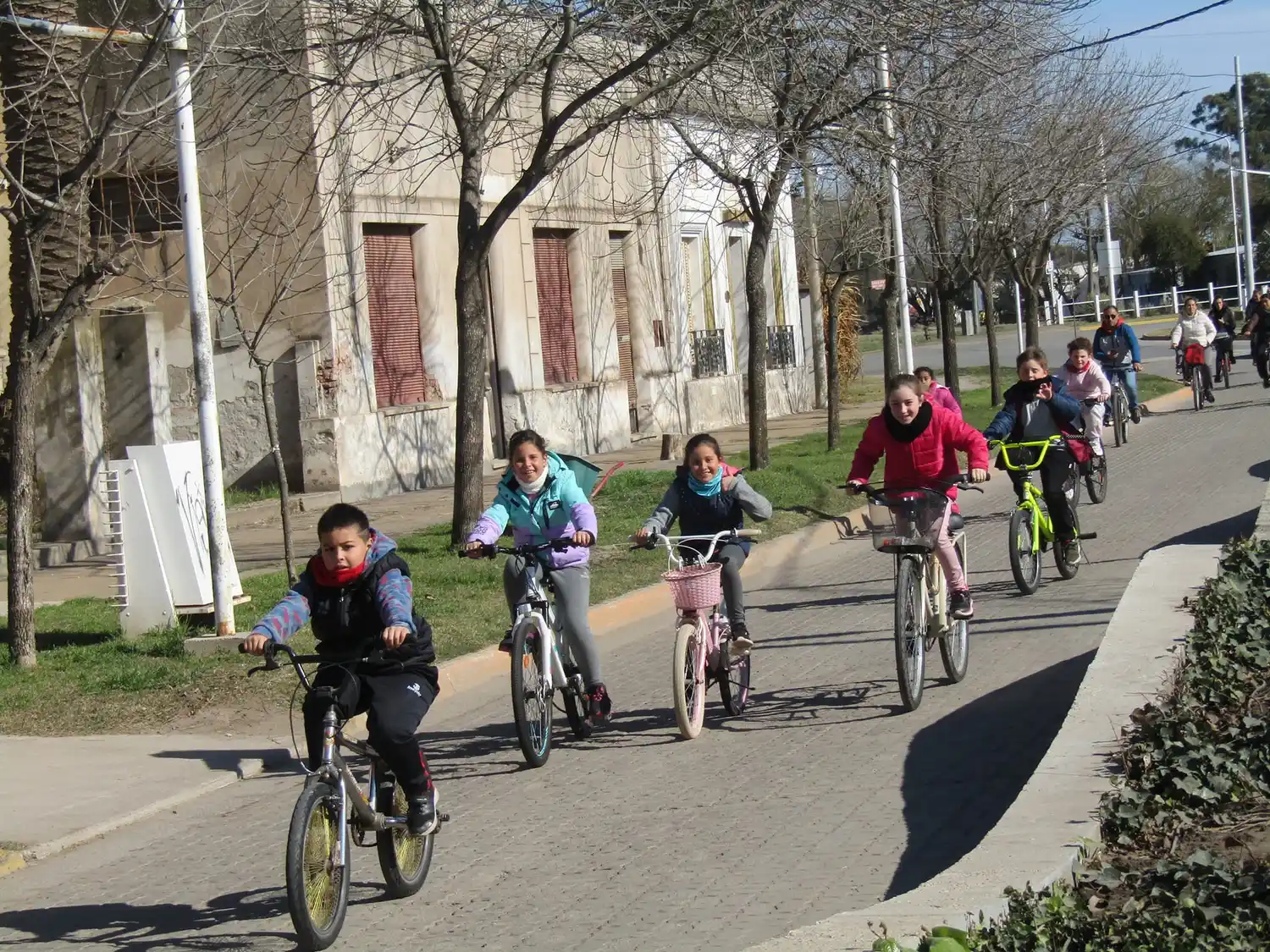 La bicicleteada es una de las actividades que más disfrutan los niños.