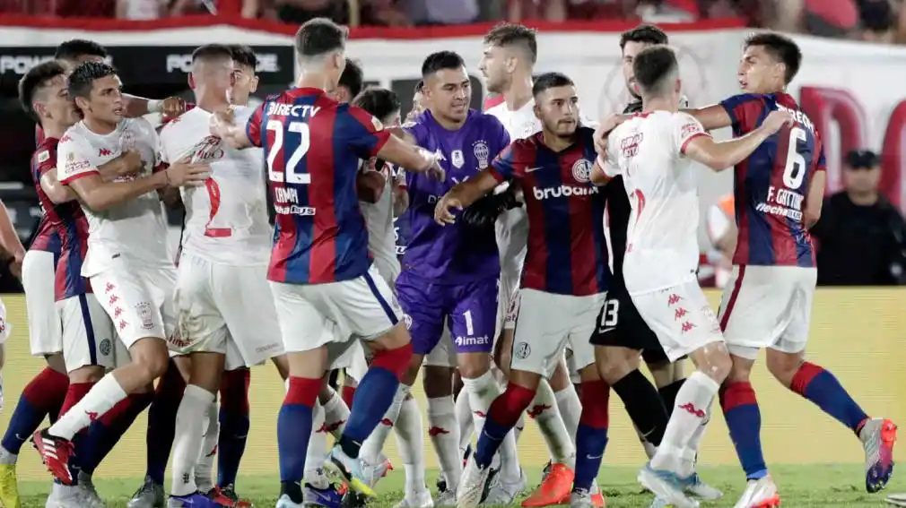Huracán y San Lorenzo igualaron en un clásico que terminó a las piñas