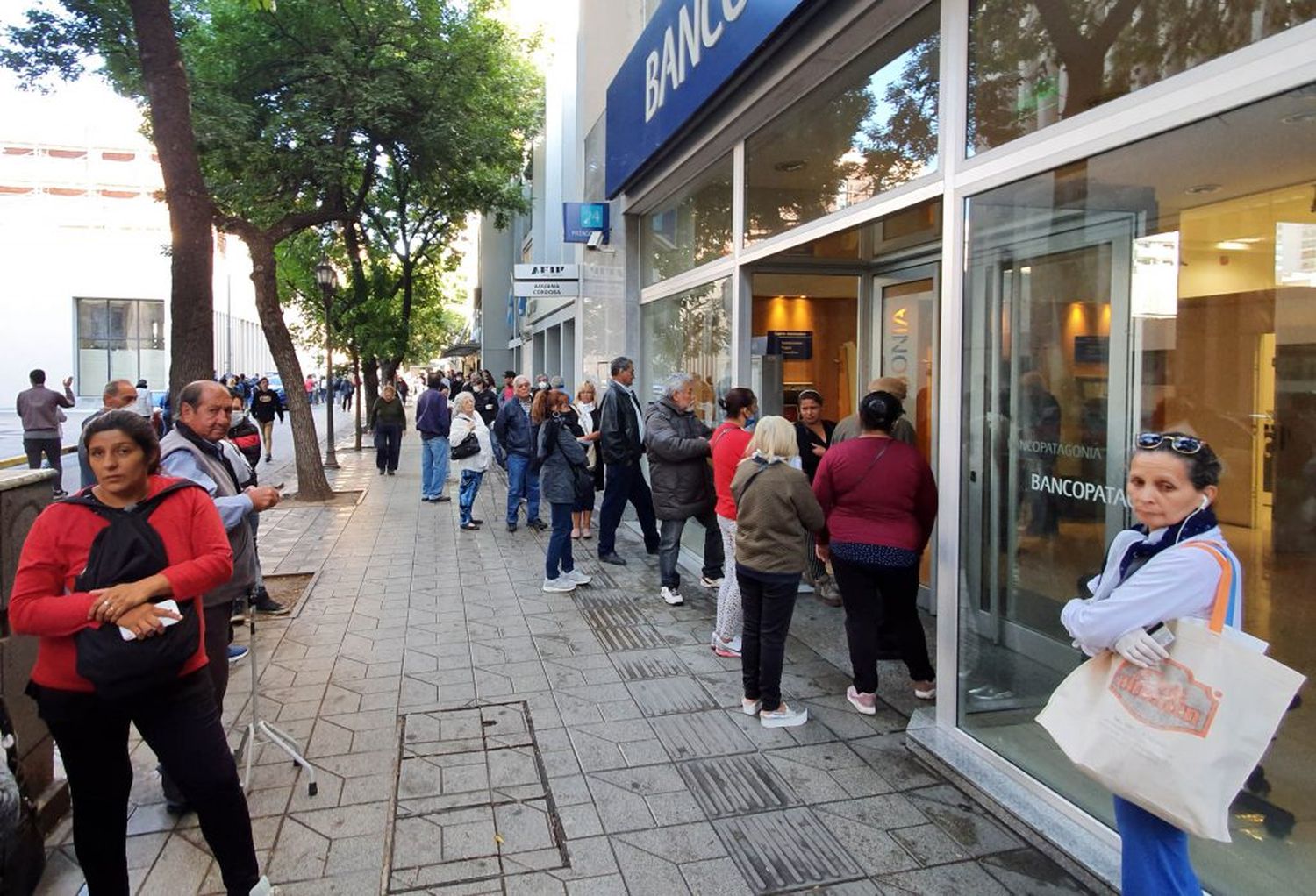Tras una jornada caótica en medio de la pandemia, los bancos abrirán hoy y mañana