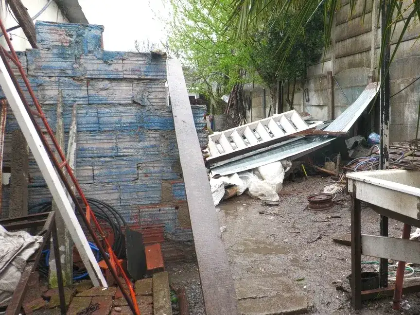 El techo quedó al costado de la vivienda tras el trabajo de bomberos.