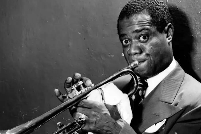 Louis Armstrong, el gran Satchmo, con su inseparable trompeta. Conquistó también a Buenos Aires con su carisma y su swing inolvidable.