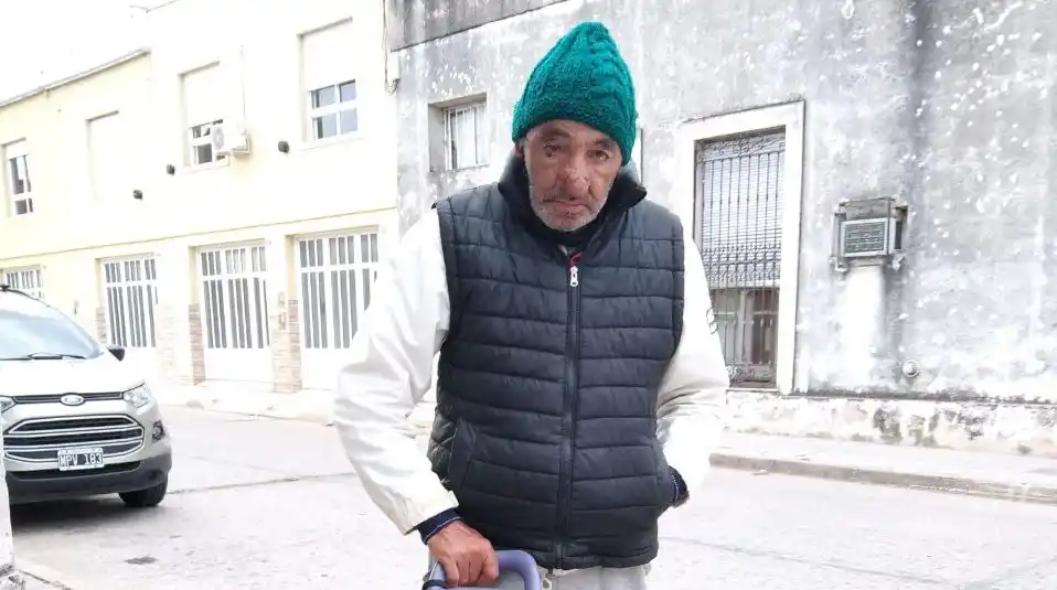 Un adulto mayor duerme en los baños de la terminal