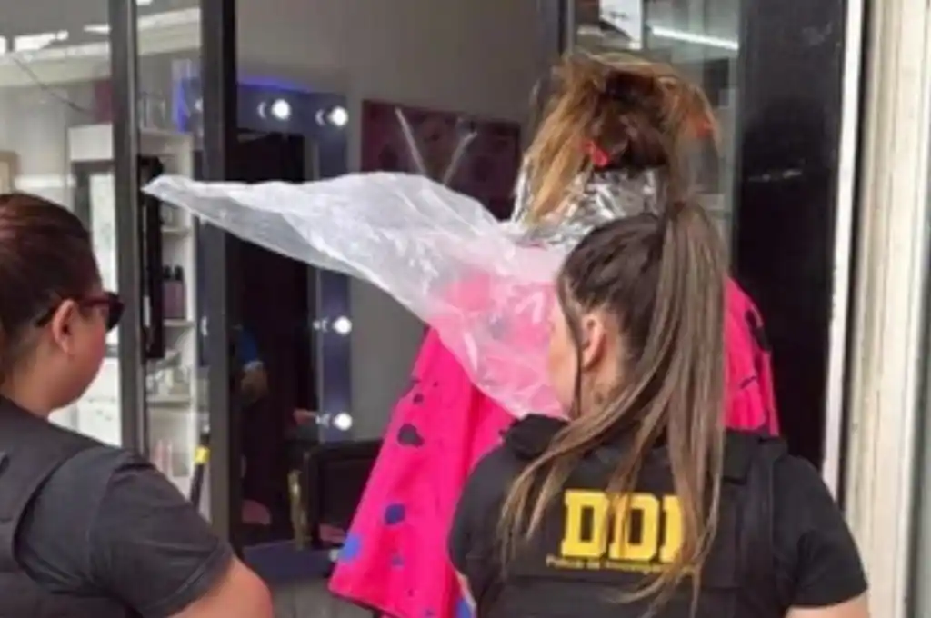Así cayó “Mayra”, la jefa de una banda de ladrones: la detuvieron en una peluquería mientras se hacía los reflejos. (Foto: Gentilezas)