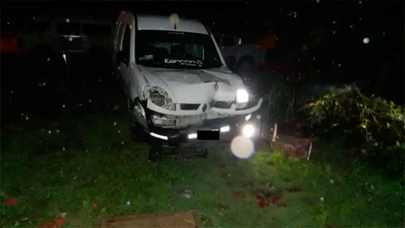 Perdió el control del utilitario y terminó incrustado contra el pilar de luz de una casa