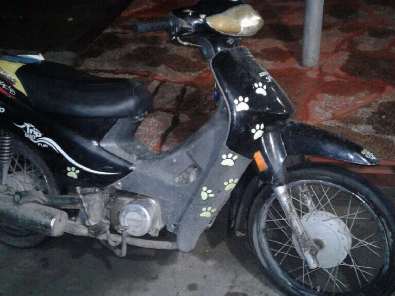 Circulaba en una moto robada, quiso evadir a la policía y lo detuvieron 