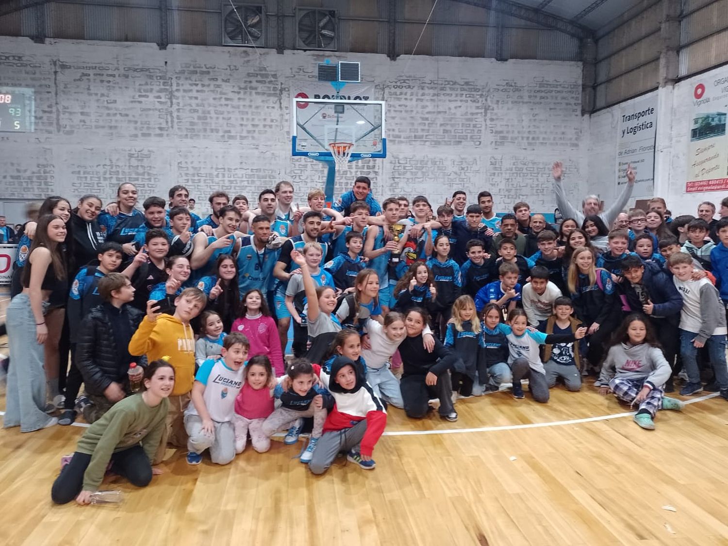 Luis Luciano festeja ante su gente un título histórico para el deporte de Urdinarrain (crédito: Jonito Sartori).