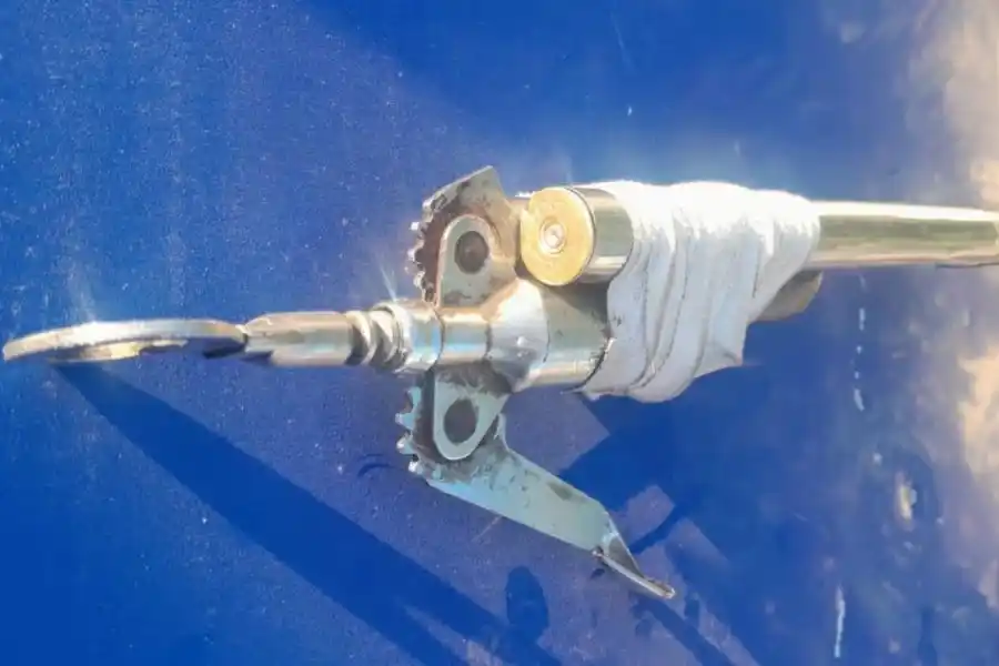 No le faltó ingenio: fabricó una escopeta con un sacacorchos y lo detuvieron tras una riña