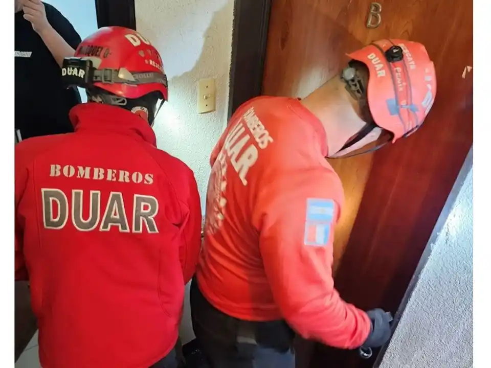 Tensión en Córdoba: el dueño de un departamento le puso pegamento a la cerradura y dejó encerrado a su inquilino