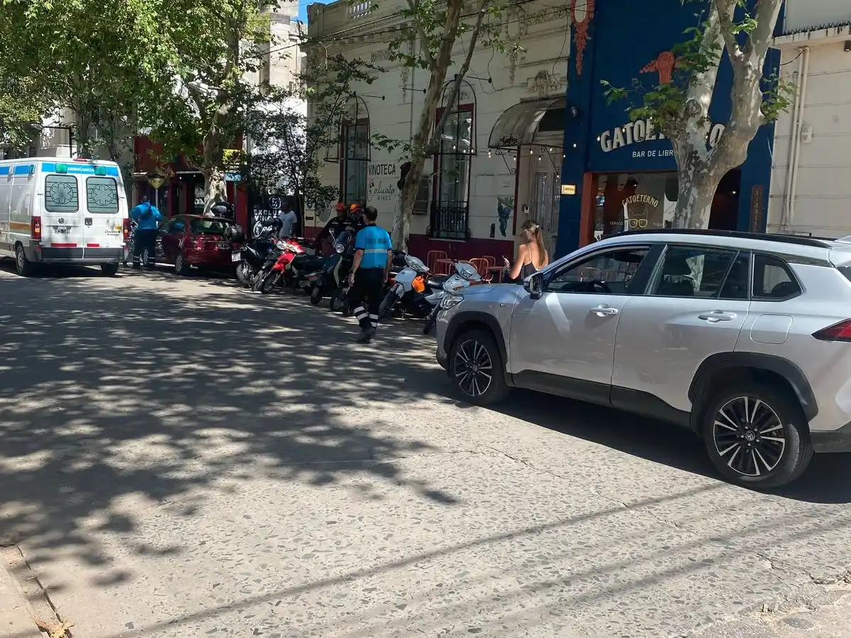 Personal de Bomberos y del Sies 107 atendieron a la víctima que sufrió lesiones.