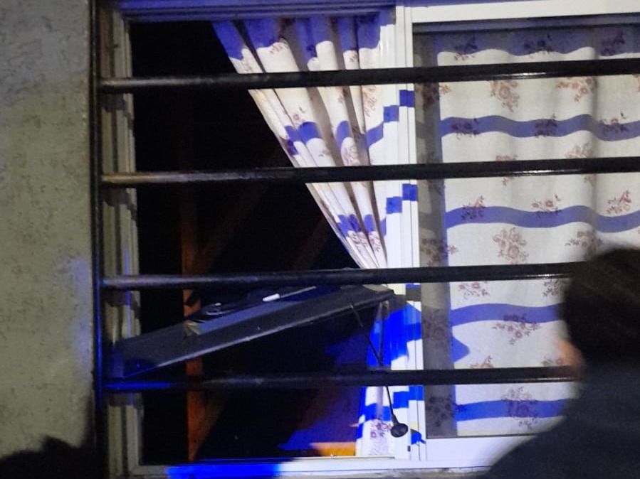 Atrapado infraganti mientras intentaba abrir la ventana de una vivienda para robarse un televisor