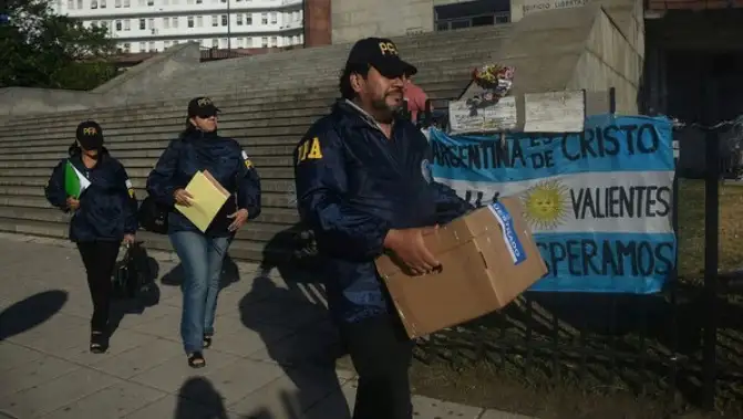 Allanan la Armada y secuestran documentos sobre el submarino 