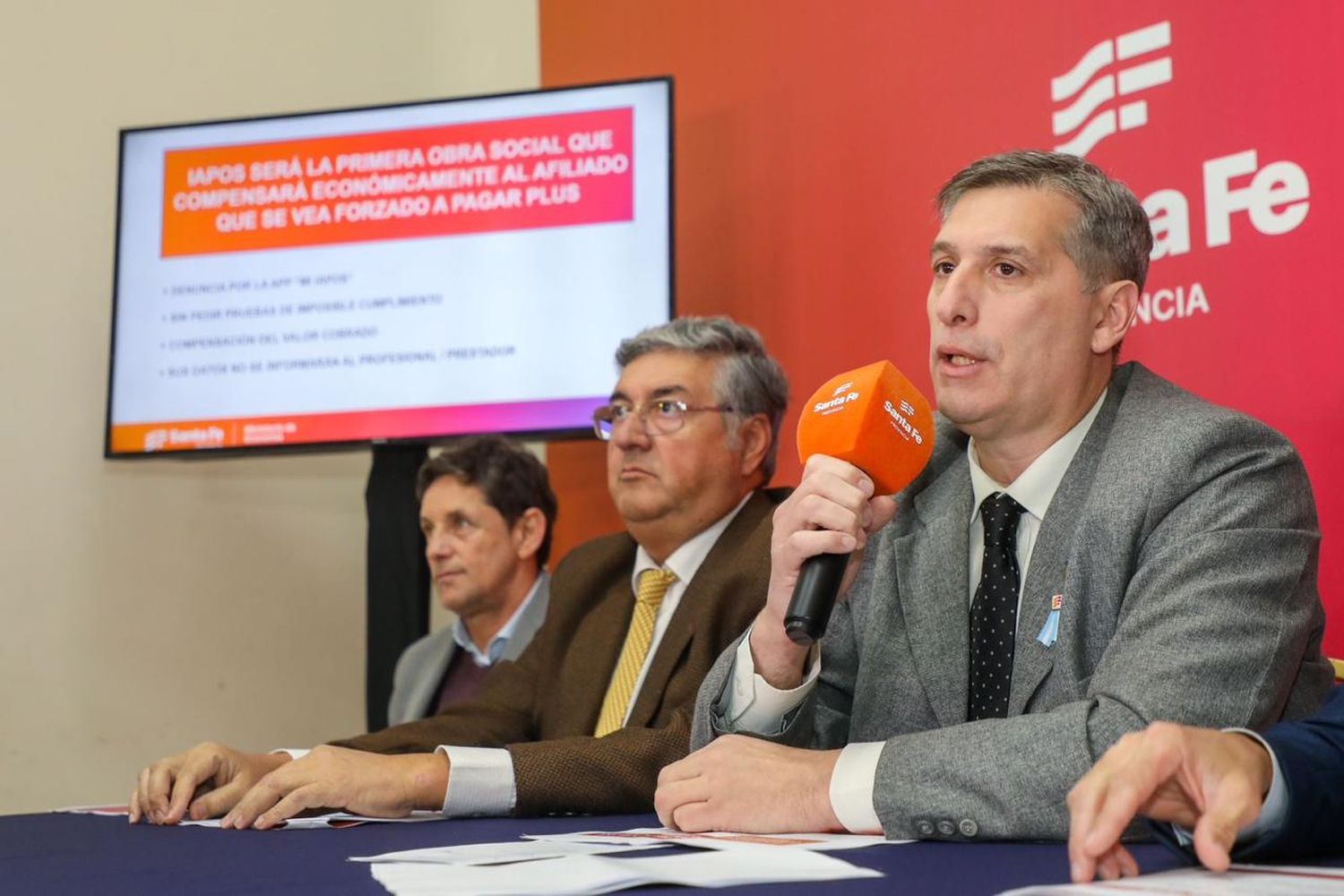 El ministro de Economía, Pablo Olivares, encabezó la conferencia de prensa.