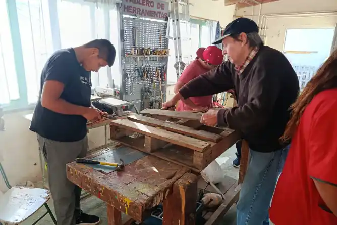 Maderas que unen en la Residencia de Larga Estadía: un puente entre generaciones que transforma aprendizaje en comunidad