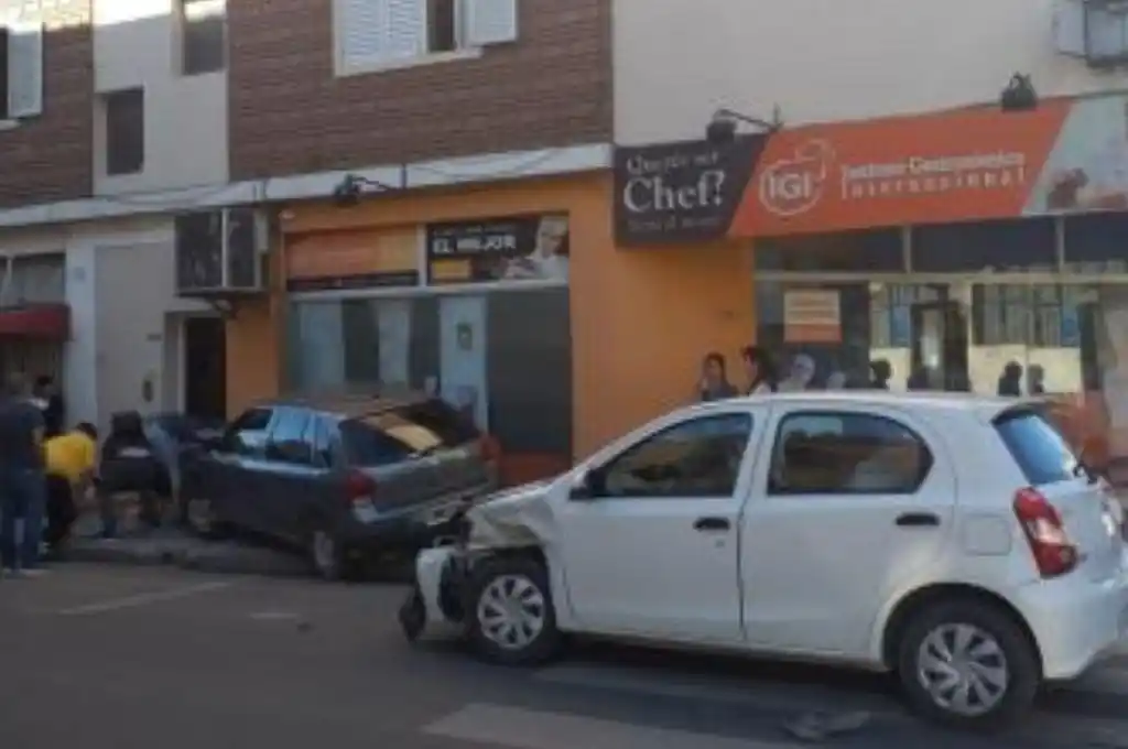 Choque en el centro santafesino: un auto se incrustó en un local y hay 4 lesionados