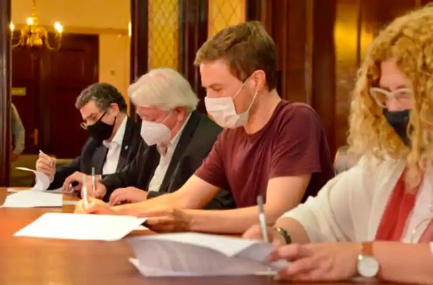 La Provincia y el INCAA firmaron un convenio para la creación de una escuela de cine en Mar del Plata