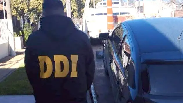 En calles 40 y 65, se encontró un  auto que estaría vinculado con el asalto a un matrimonio en Quequén