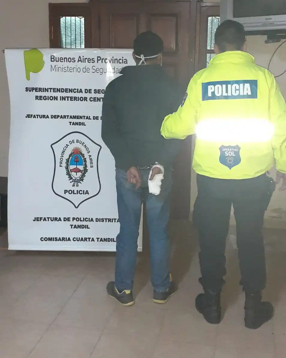 Aprehendieron a dos hombres que arrojaron elementos contundentes a personal policial
