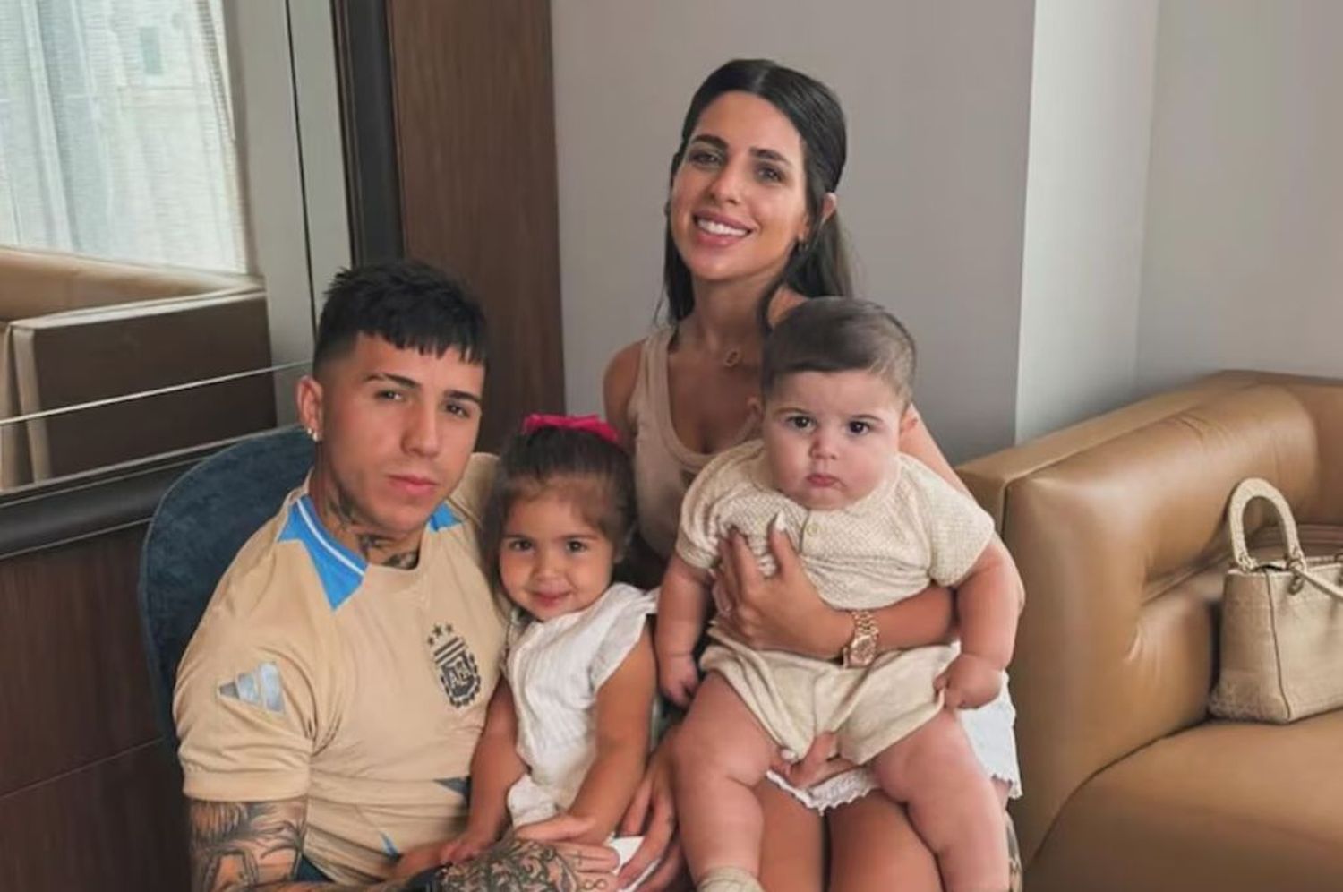 Enzo Fernandez junto a Valentina y sus dos hijos