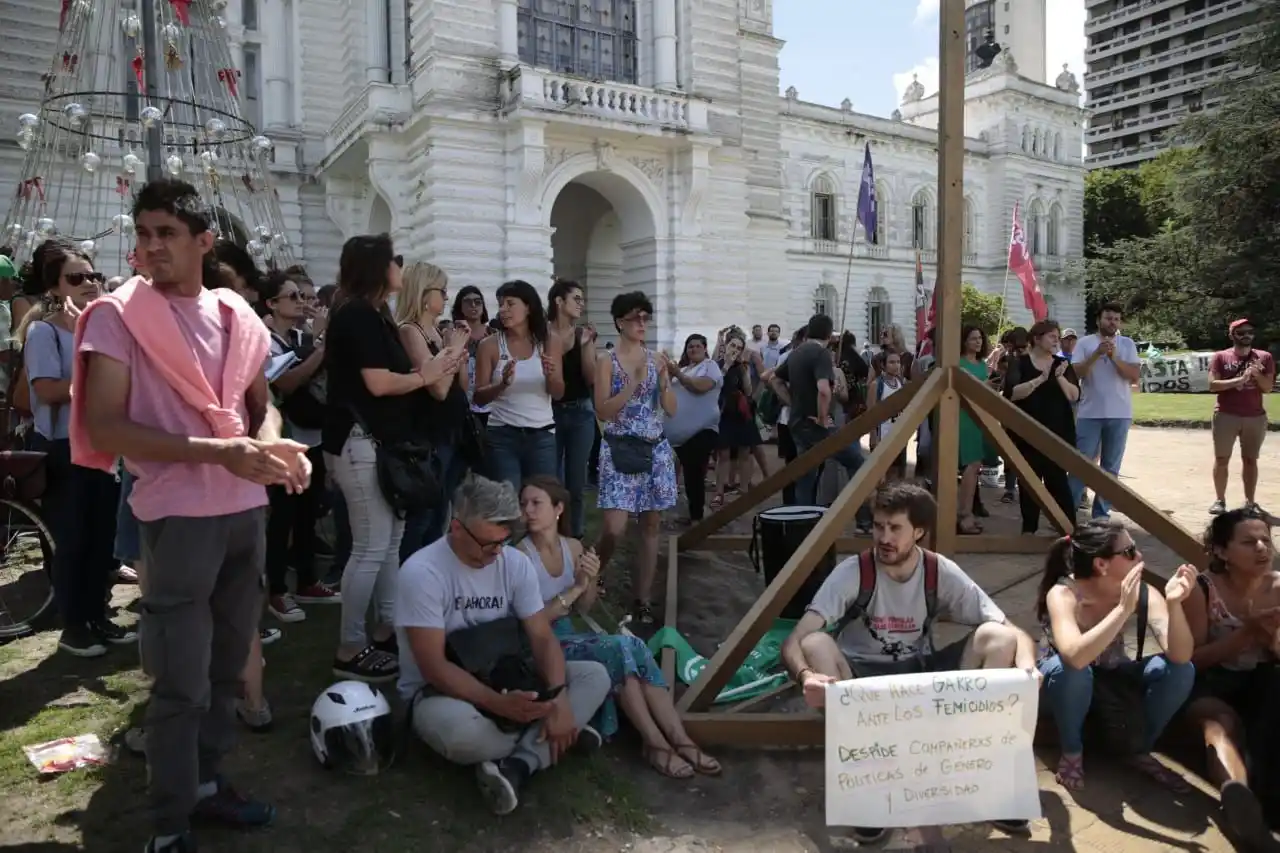Desde La Plata denuncian que "cerca de 100 trabajadores se quedaron sin trabajo ni obra social"