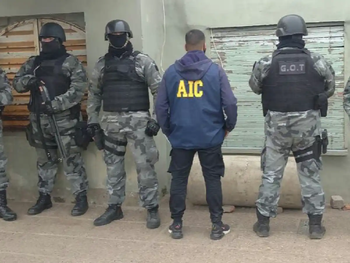 Allanaron domicilios de barrio Acapulco en busca de un delincuente prófugo