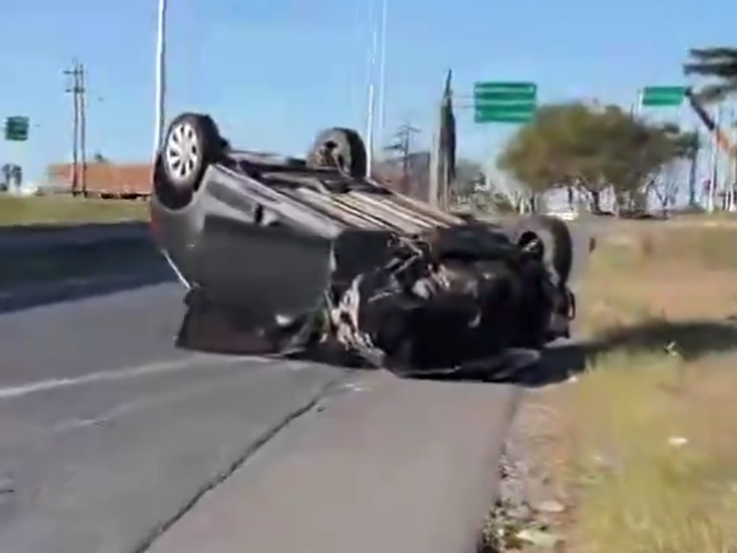 Un auto volcó en Circunvalación y Uriburu