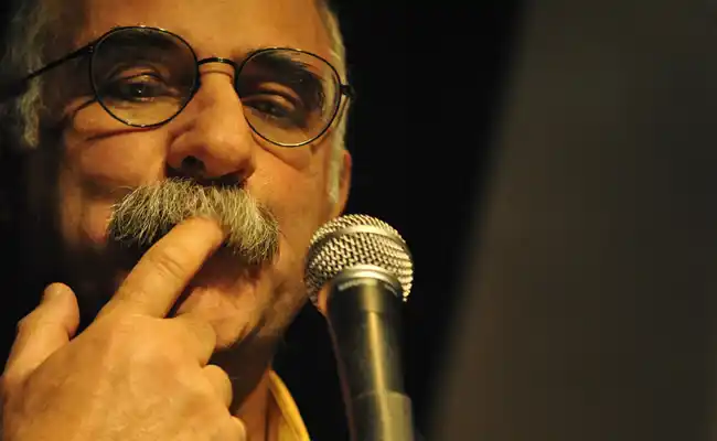 El cantautor Leo Maslíah en el ciclo 100×100 + Cultura