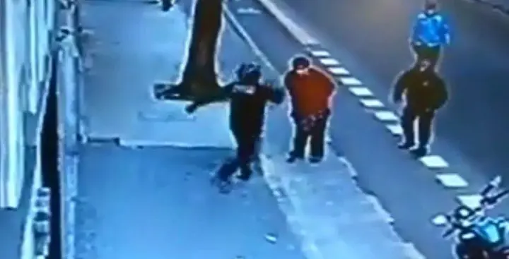 Quién es el hombre que murió tras ser pateado en el pecho por un policía de la Ciudad