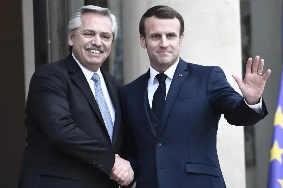 Macron ofreció ayuda al país y Fernández destacó que "la lucha es global"