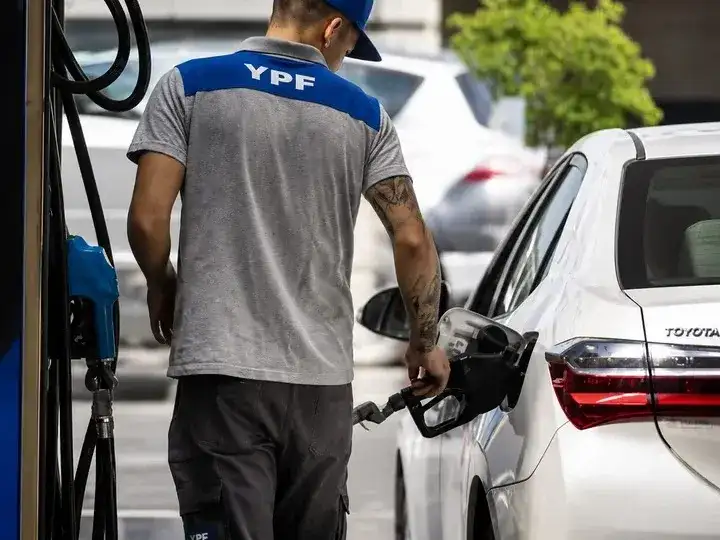Volvió a caer en julio la venta de combustibles.