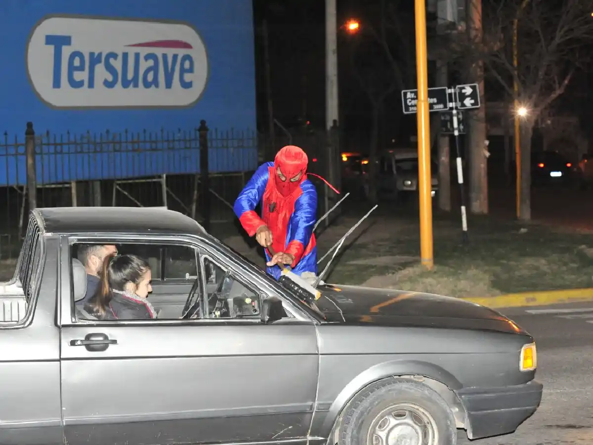 Limpia vidrios en el semáforo vestido de hombre araña para que no lo reconozcan 