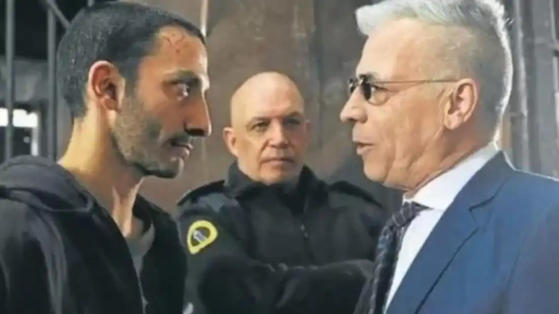 Jorge Lorenzo, entre Juan Minujín y Gerardo Romano, en una escena de El Marginal