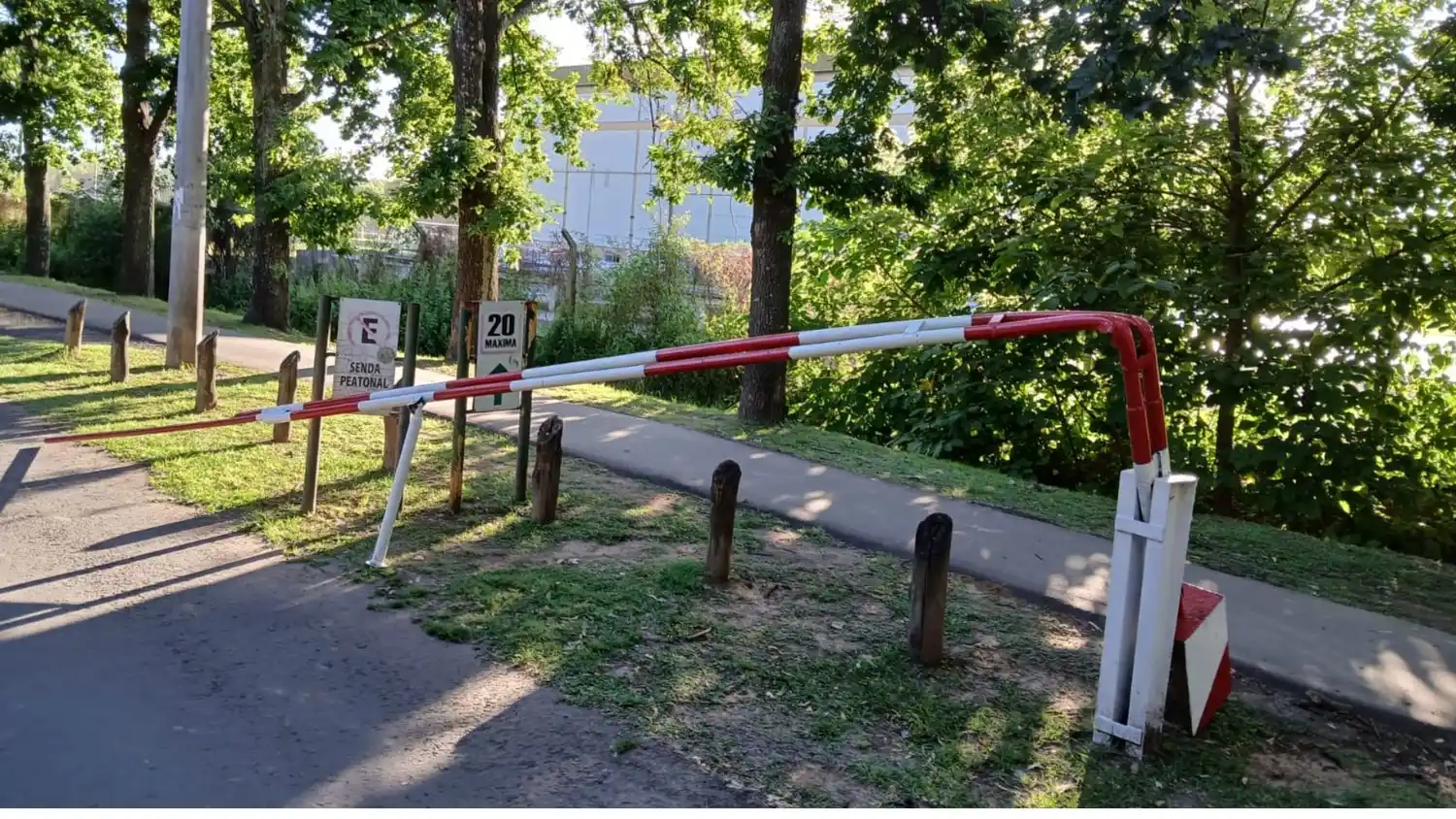 Así quedó la barrera de acceso al Paseo Público después de ser embestida por una camioneta.