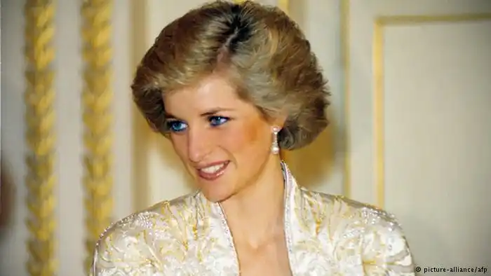 Subasta de cartas de princesa Diana recauda más de lo esperado