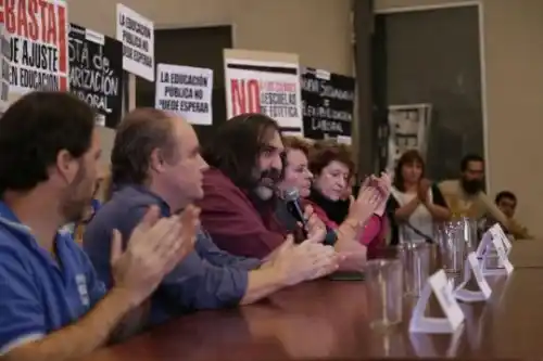 La Justicia ordenó al Gobierno a convocar de urgencia a los gremios docentes