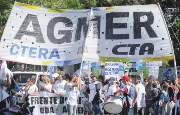 El gobierno ofrecería a docentes un aumento fijo trimestral