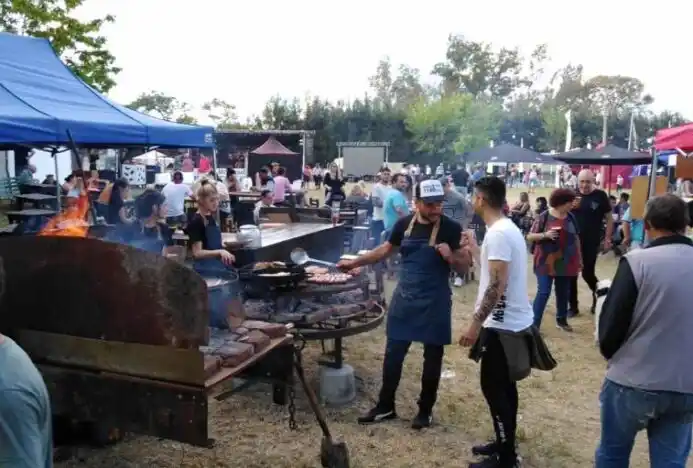 Una multitud asistió a la primera jornada de la 12° Fiesta Provincial del Automovilismo en Arrecifes