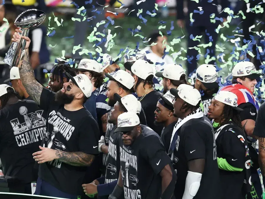 Los Seattle Seahawks levantan el trofeo Vince Lombardi de campeones de la Super Bowl  .Foto: Getty Images