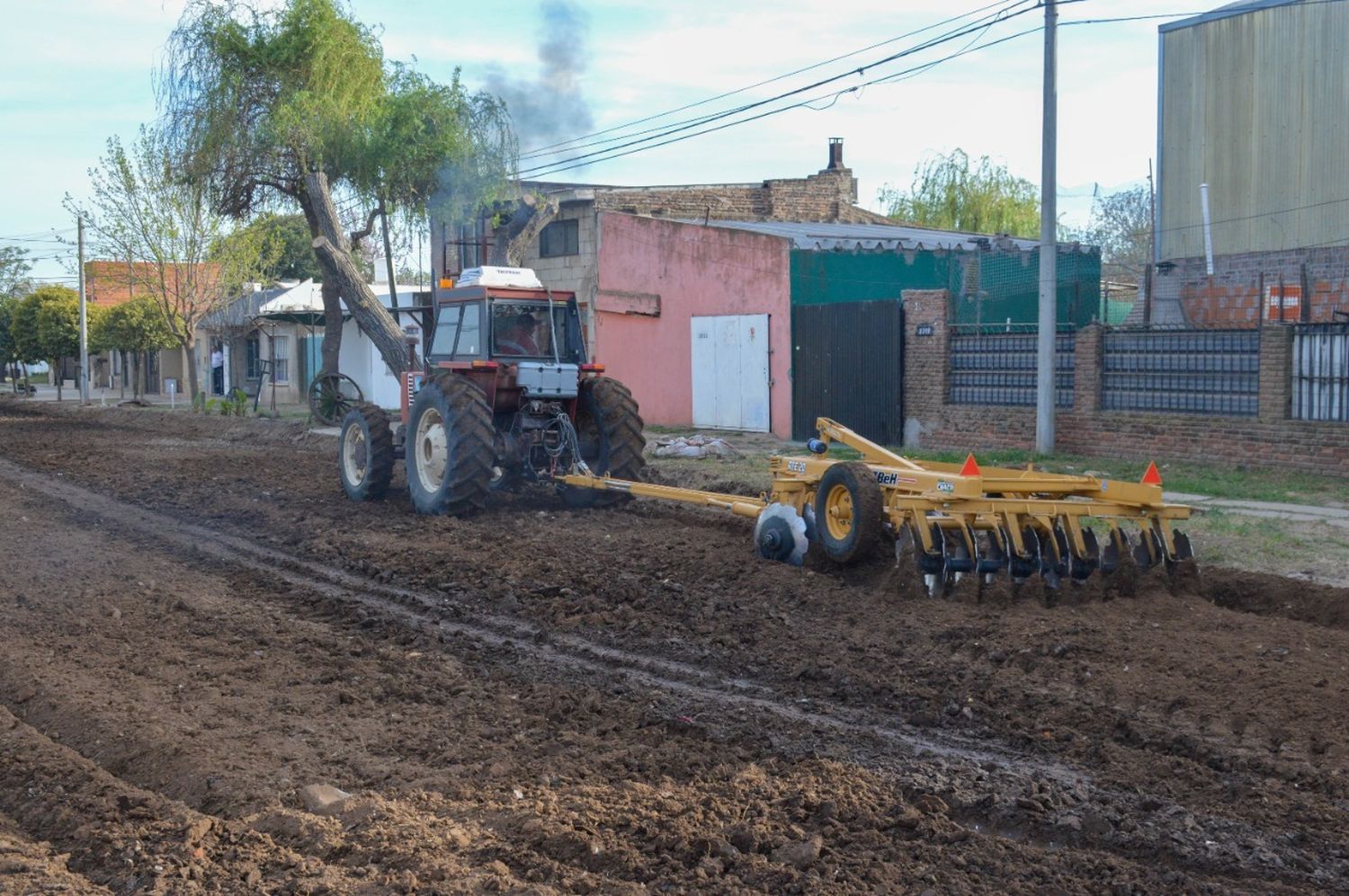 Cuadrillas municipales trabajan en mantenimiento de calles de calzada natural