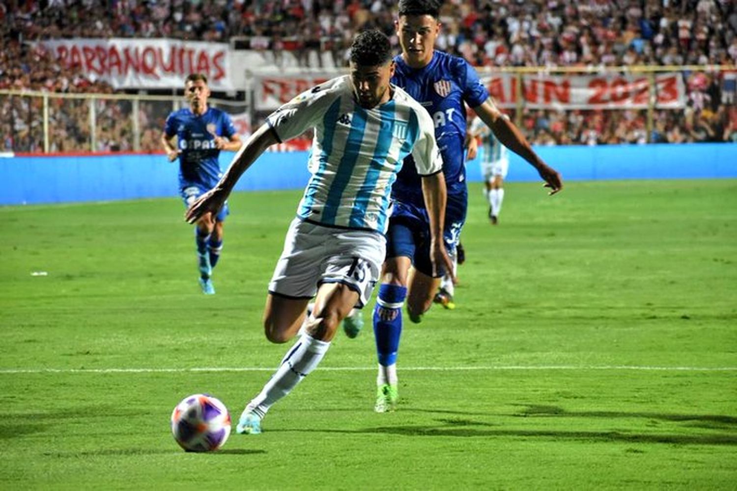Racing ganó en Santa Fe y se acercó a la punta