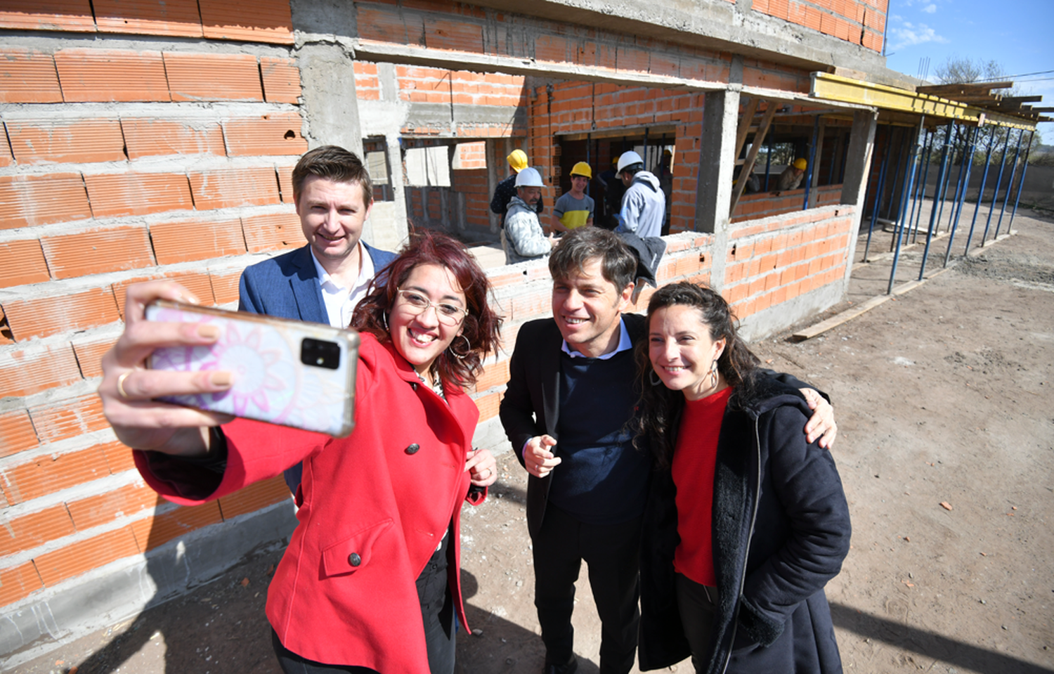 Kicillof recorrió avances de obras de infraestructura en Leandro N. Alem y entregó escrituras gratuitas en Arenales