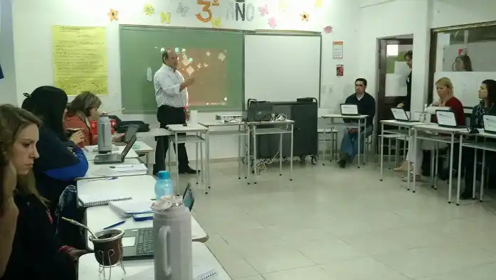 Aulas digitales móviles: Fundación Nuevo Bersa capacita a docentes 