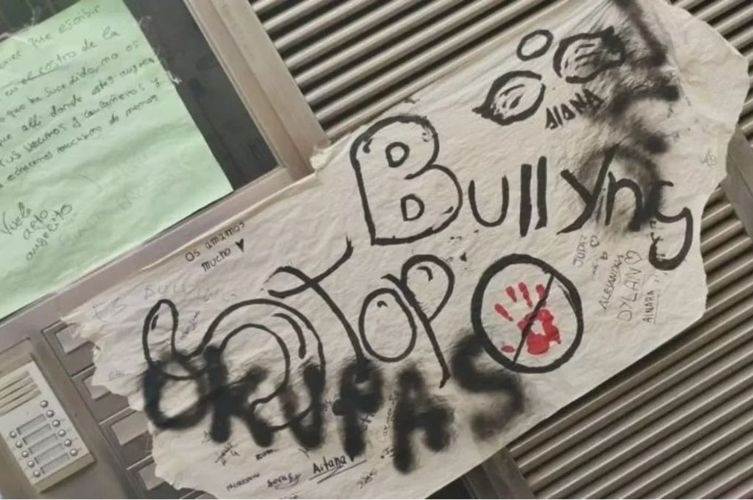 Barcelona: pintadas con insultos en el edificio donde vivían las gemelas argentinas