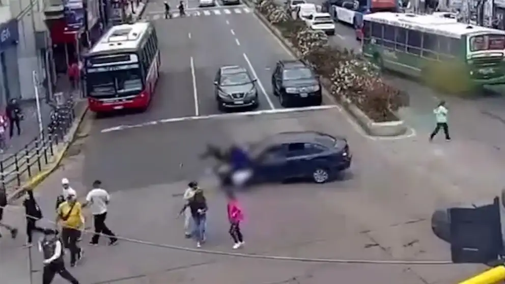 En Lanús, un automovilista atropelló a tres personas