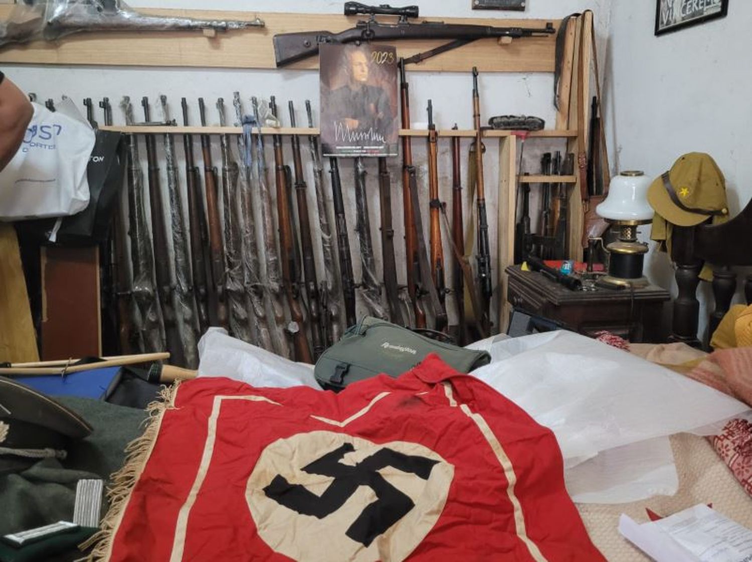 La Policía Federal incautó gran cantidad de armas y objetos de simbología nazi