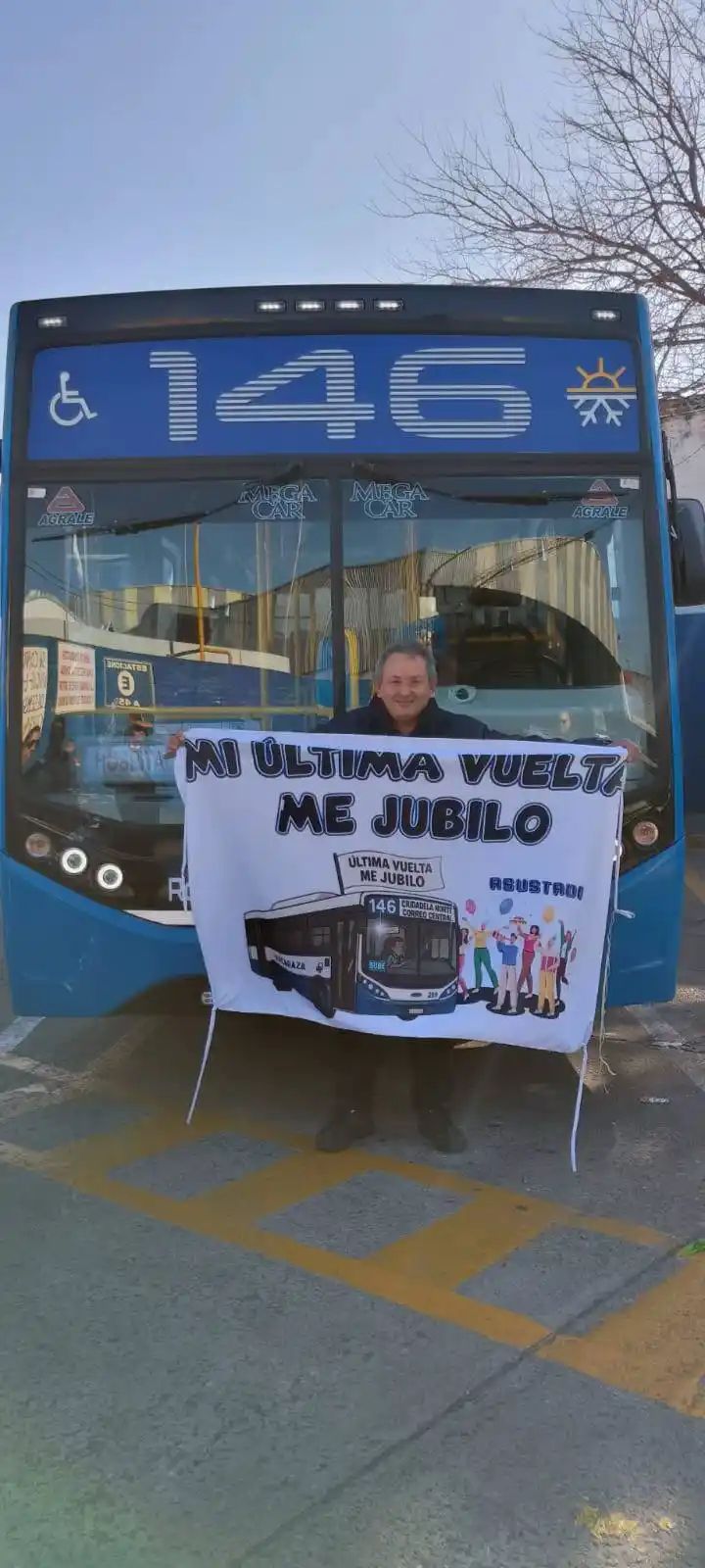 Video: así fue la emotiva despedida para Carlos, colectivero de la línea 146, en su última vuelta antes de jubilarse